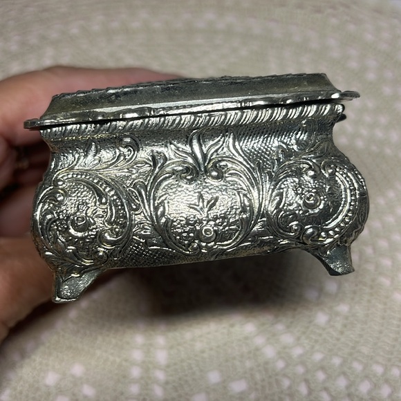 1950’s Japan Colonial Revival Embossed Silver Plate Jewelry Box - Picture 9 of 15